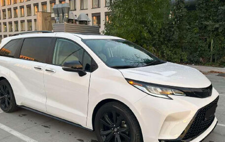 Toyota Sienna, 2022 год, 2 800 000 рублей, 2 фотография