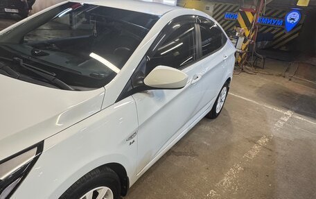 Hyundai Solaris II рестайлинг, 2015 год, 999 999 рублей, 4 фотография