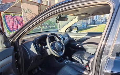 Mitsubishi Outlander III рестайлинг 3, 2014 год, 1 350 000 рублей, 10 фотография