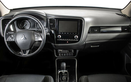 Mitsubishi Outlander III рестайлинг 3, 2022 год, 2 620 000 рублей, 12 фотография