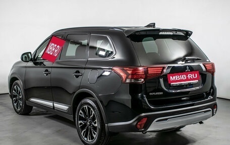 Mitsubishi Outlander III рестайлинг 3, 2022 год, 2 620 000 рублей, 7 фотография