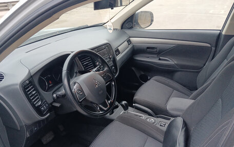 Mitsubishi Outlander III рестайлинг 3, 2016 год, 1 750 000 рублей, 8 фотография