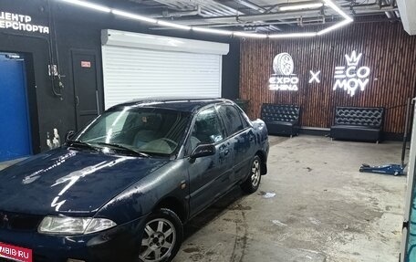 Mitsubishi Carisma I, 1998 год, 140 000 рублей, 1 фотография