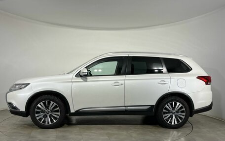 Mitsubishi Outlander III рестайлинг 3, 2018 год, 1 900 000 рублей, 2 фотография