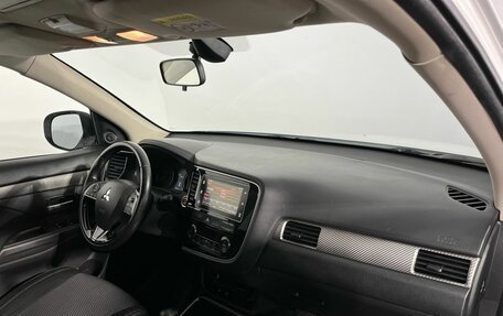 Mitsubishi Outlander III рестайлинг 3, 2018 год, 1 900 000 рублей, 9 фотография