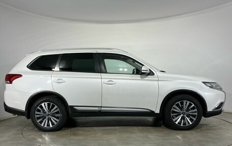 Mitsubishi Outlander III рестайлинг 3, 2018 год, 1 900 000 рублей, 5 фотография