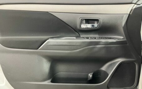 Mitsubishi Outlander III рестайлинг 3, 2018 год, 1 900 000 рублей, 18 фотография