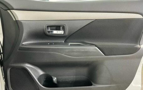 Mitsubishi Outlander III рестайлинг 3, 2018 год, 1 900 000 рублей, 19 фотография