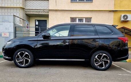 Mitsubishi Outlander III рестайлинг 3, 2022 год, 3 000 000 рублей, 5 фотография