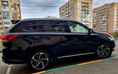 Mitsubishi Outlander III рестайлинг 3, 2022 год, 3 000 000 рублей, 9 фотография