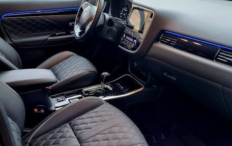 Mitsubishi Outlander III рестайлинг 3, 2022 год, 3 000 000 рублей, 10 фотография