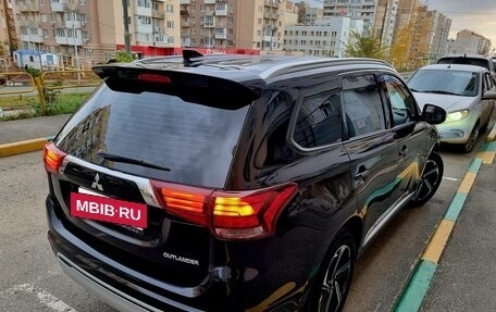 Mitsubishi Outlander III рестайлинг 3, 2022 год, 3 000 000 рублей, 8 фотография