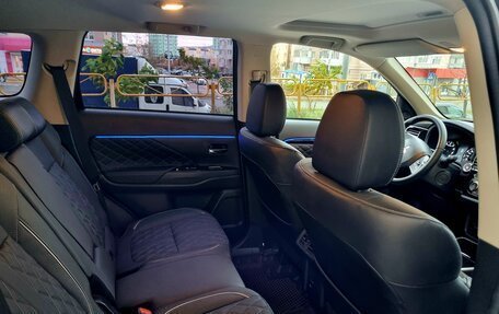 Mitsubishi Outlander III рестайлинг 3, 2022 год, 3 000 000 рублей, 13 фотография