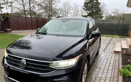 Volkswagen Tiguan II, 2021 год, 2 280 000 рублей, 1 фотография