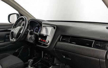 Mitsubishi Outlander III рестайлинг 3, 2020 год, 2 490 000 рублей, 13 фотография