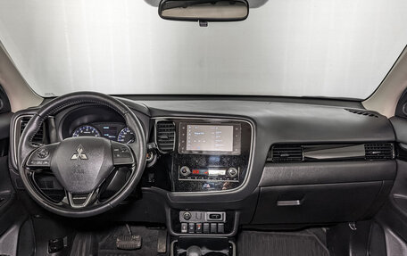 Mitsubishi Outlander III рестайлинг 3, 2020 год, 2 490 000 рублей, 14 фотография