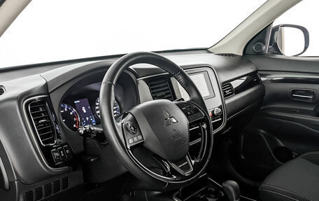 Mitsubishi Outlander III рестайлинг 3, 2020 год, 2 490 000 рублей, 15 фотография