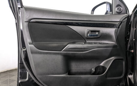 Mitsubishi Outlander III рестайлинг 3, 2020 год, 2 490 000 рублей, 18 фотография