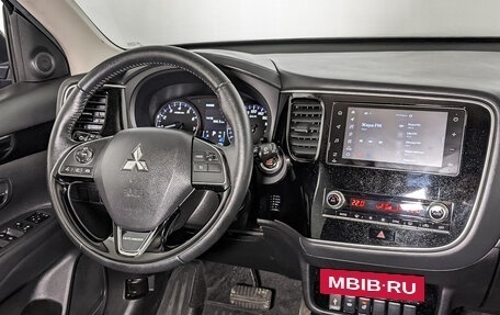 Mitsubishi Outlander III рестайлинг 3, 2020 год, 2 490 000 рублей, 27 фотография
