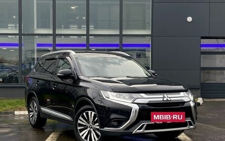 Mitsubishi Outlander III рестайлинг 3, 2019 год, 2 199 000 рублей, 3 фотография