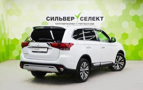Mitsubishi Outlander III рестайлинг 3, 2020 год, 2 900 000 рублей, 2 фотография