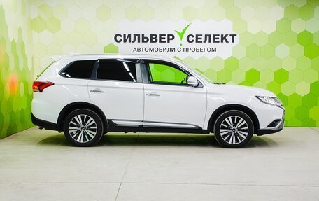 Mitsubishi Outlander III рестайлинг 3, 2020 год, 2 900 000 рублей, 8 фотография