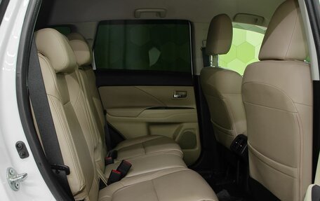 Mitsubishi Outlander III рестайлинг 3, 2020 год, 2 900 000 рублей, 13 фотография