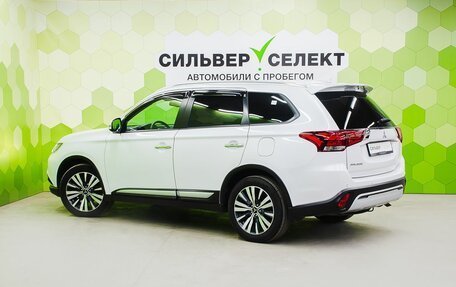 Mitsubishi Outlander III рестайлинг 3, 2020 год, 2 900 000 рублей, 6 фотография