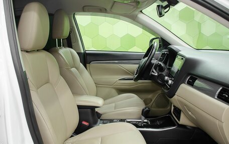 Mitsubishi Outlander III рестайлинг 3, 2020 год, 2 900 000 рублей, 11 фотография