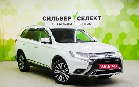 Mitsubishi Outlander III рестайлинг 3, 2020 год, 2 900 000 рублей, 5 фотография