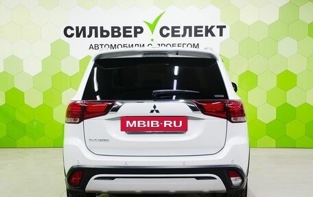 Mitsubishi Outlander III рестайлинг 3, 2020 год, 2 900 000 рублей, 4 фотография