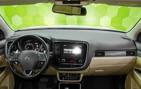 Mitsubishi Outlander III рестайлинг 3, 2020 год, 2 900 000 рублей, 14 фотография