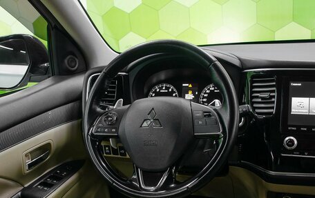 Mitsubishi Outlander III рестайлинг 3, 2020 год, 2 900 000 рублей, 15 фотография