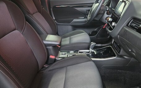 Mitsubishi Outlander III рестайлинг 3, 2021 год, 2 275 000 рублей, 13 фотография