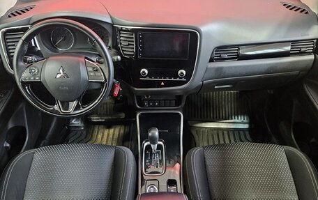 Mitsubishi Outlander III рестайлинг 3, 2021 год, 2 275 000 рублей, 9 фотография