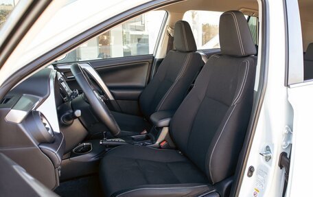 Toyota RAV4, 2019 год, 1 995 000 рублей, 11 фотография