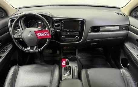 Mitsubishi Outlander III рестайлинг 3, 2016 год, 1 920 000 рублей, 10 фотография