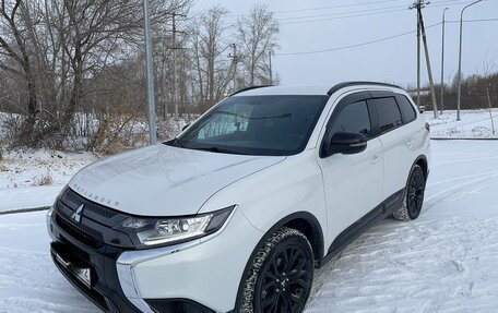 Mitsubishi Outlander III рестайлинг 3, 2020 год, 2 200 000 рублей, 6 фотография