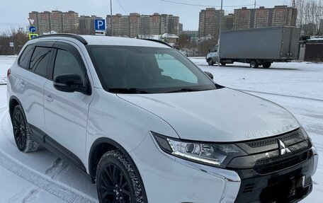 Mitsubishi Outlander III рестайлинг 3, 2020 год, 2 200 000 рублей, 4 фотография
