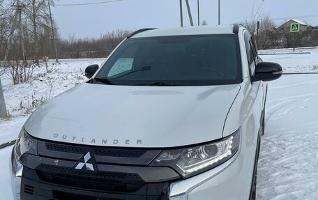 Mitsubishi Outlander III рестайлинг 3, 2020 год, 2 200 000 рублей, 2 фотография