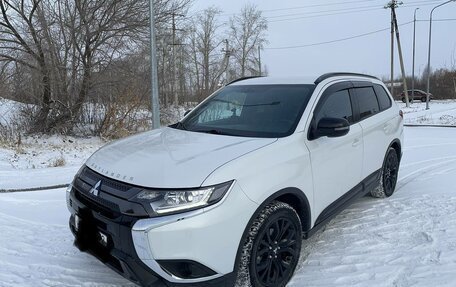 Mitsubishi Outlander III рестайлинг 3, 2020 год, 2 200 000 рублей, 7 фотография