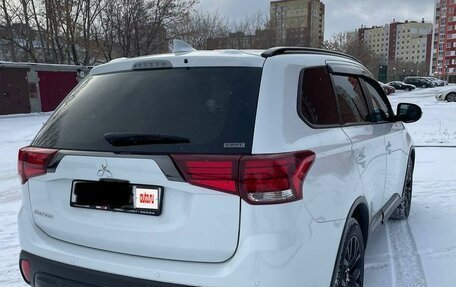 Mitsubishi Outlander III рестайлинг 3, 2020 год, 2 200 000 рублей, 8 фотография