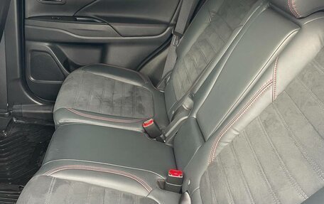 Mitsubishi Outlander III рестайлинг 3, 2020 год, 2 200 000 рублей, 12 фотография