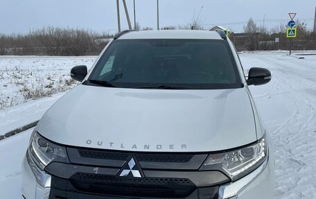 Mitsubishi Outlander III рестайлинг 3, 2020 год, 2 200 000 рублей, 11 фотография