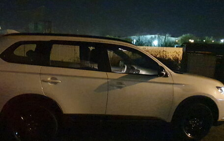 Mitsubishi Outlander III рестайлинг 3, 2020 год, 2 200 000 рублей, 14 фотография