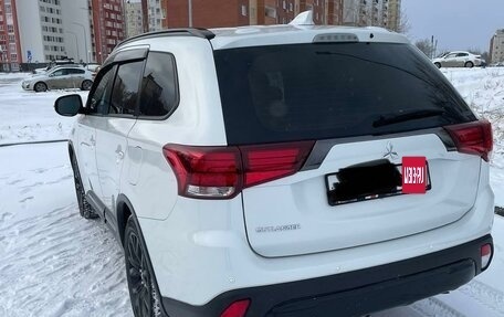 Mitsubishi Outlander III рестайлинг 3, 2020 год, 2 200 000 рублей, 13 фотография