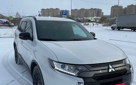 Mitsubishi Outlander III рестайлинг 3, 2020 год, 2 200 000 рублей, 15 фотография