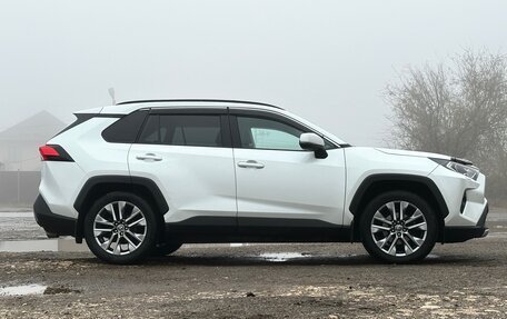 Toyota RAV4, 2021 год, 3 200 000 рублей, 2 фотография