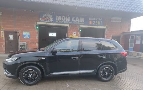 Mitsubishi Outlander III рестайлинг 3, 2015 год, 1 600 000 рублей, 3 фотография
