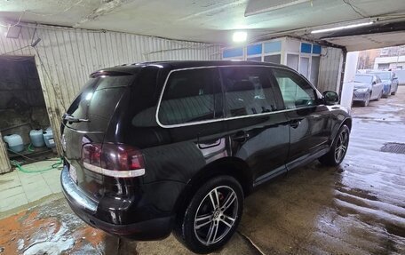 Volkswagen Touareg III, 2005 год, 750 000 рублей, 2 фотография
